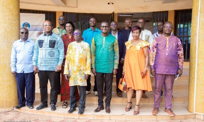 Photo de famille/le ministre et le comité