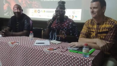 'Irène Tassembédo, directrice artistique du festival Ouaga Coté Court au micro ; à sa droite Salam Zampaligré, membre du Comité de sélection ; à gauche de la promotrice Jean-Baptiste Guiard-Schmid, coordinateur du Festival Ouaga Côté Court.