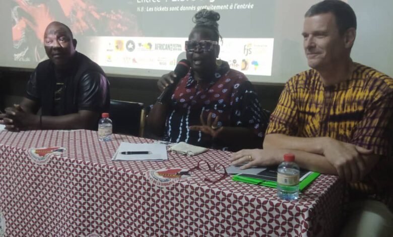 'Irène Tassembédo, directrice artistique du festival Ouaga Coté Court au micro ; à sa droite Salam Zampaligré, membre du Comité de sélection ; à gauche de la promotrice Jean-Baptiste Guiard-Schmid, coordinateur du Festival Ouaga Côté Court.