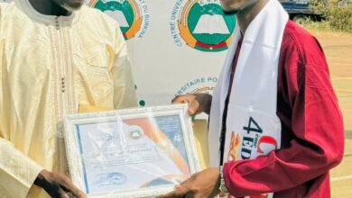 Délégué de la promotion recevant son attestation du directeur des études