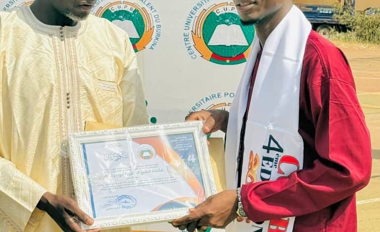 Délégué de la promotion recevant son attestation du directeur des études