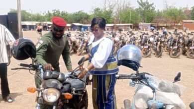 Remise officielle entre madame la gouverneure et le représentant des VDP